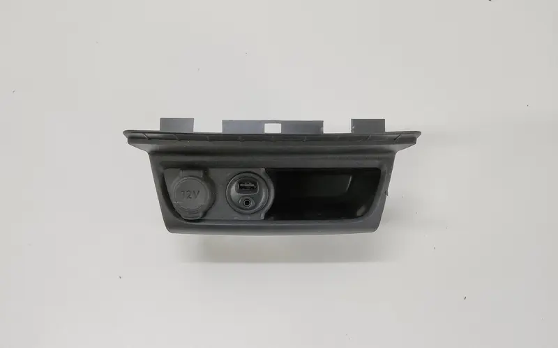 Accendisigari PEUGEOT 208 Serie (12>19) 8227E3 9674655277 Benzina 1.2 (12>19)