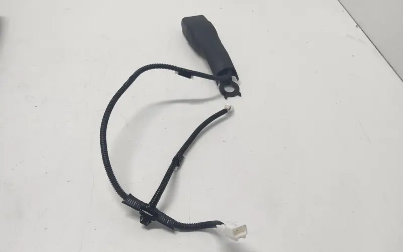 Aggancio cintura di sicurezza ant sx TOYOTA Yaris Cross Serie (20>) 2005323 2005323 Benzina 1.5