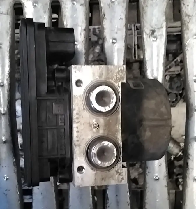 Centralina pompa abs Opel Vivaro codice 10091514493