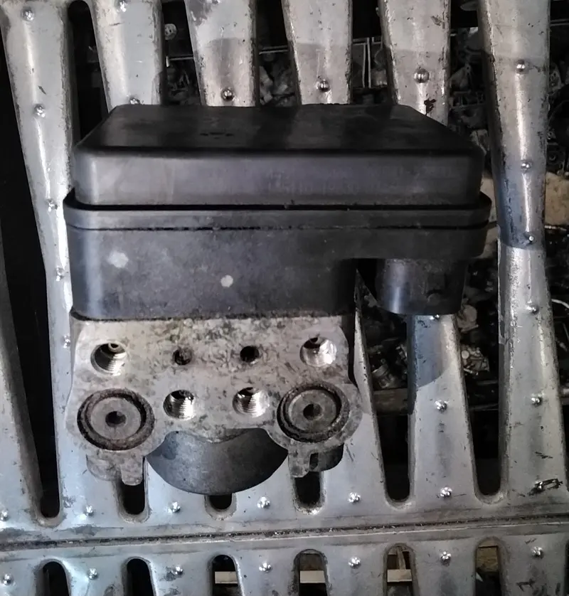 Centralina pompa abs Toyota Yaris anno 2007 codice 4451052460