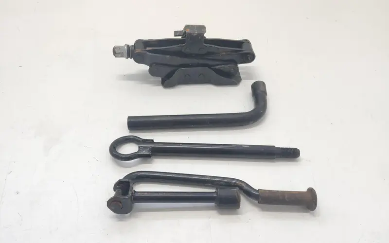 Cric RENAULT Megane ll Serie (06>08) 8200977860 7700304909 Diesel 1.5 (06>08)
