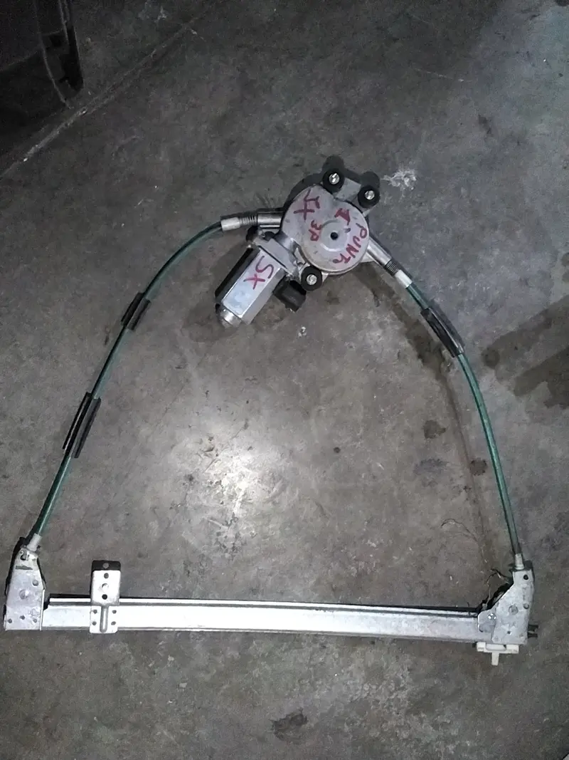 Motorino alzavetro sinistro fiat punto 3 porte codice 21590