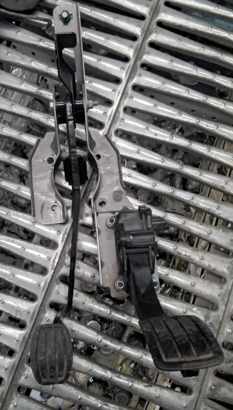 Pedaliera peugeot 308 codice 304723015
