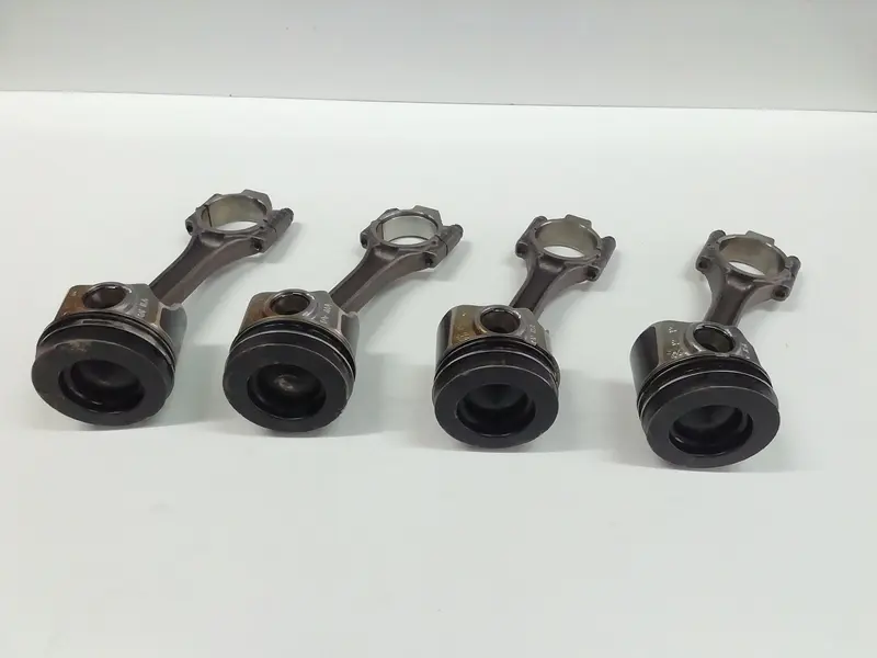 Pistone motore VOLKSWAGEN Golf 7 Berlina (12>) 04L 107 065 04L 107 065 Diesel 1600