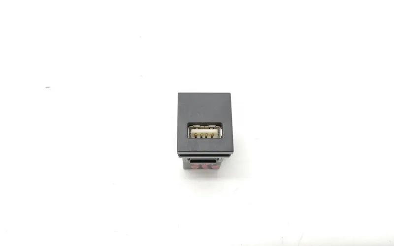 Porta USB TOYOTA Yaris Serie (20>) 86190-12070 Benzina 1.5