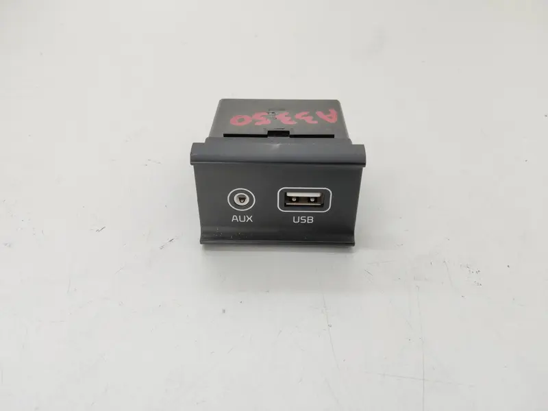 Presa AUX/USB KIA Optima 4° Serie 96120-D4500 Diesel 1.7