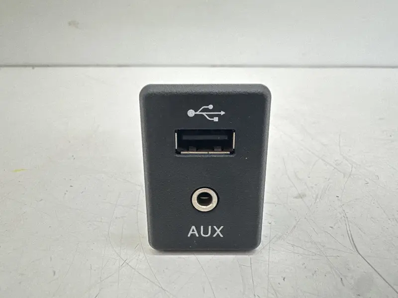 Presa AUX/USB NISSAN X-Trail Serie (T32) (14>18) 795405004 Diesel 2.0 (14>18)