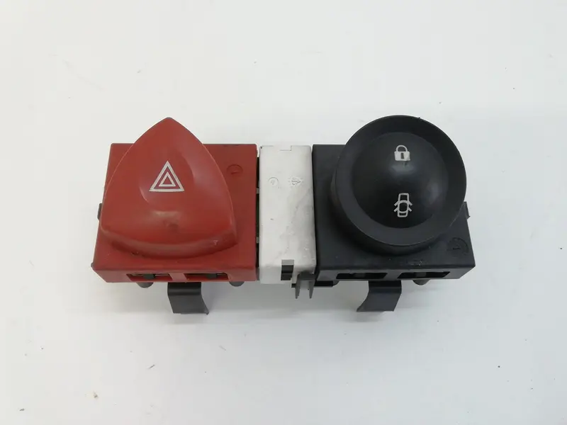 Pulsante luci di emergenza RENAULT Megane ll S. Wagon (06>08) 8200095493 Diesel 1900 (06>08)