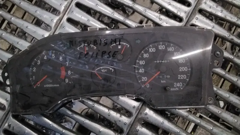 Quadro strumenti contachilometri mitsubishi eclipse codice MB680845