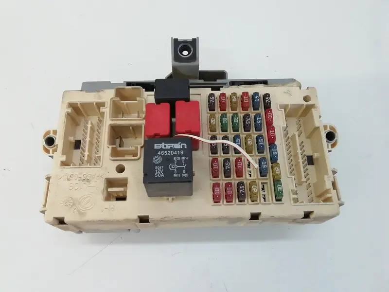 Scatola porta fusibili FIAT Punto Berlina 5P 3° Serie 46812235