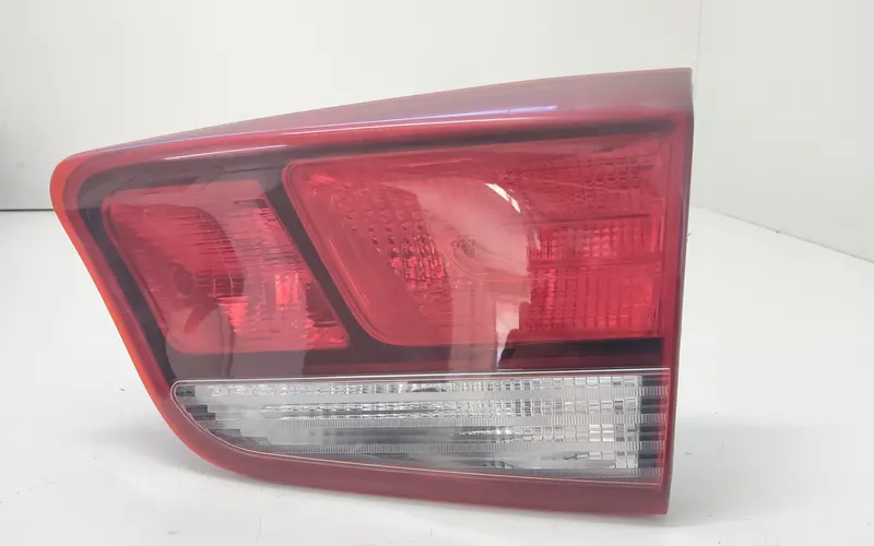 Stop Posteriore Destro Integrato nel Portello KIA Rio Serie (17>) 92404H8010 92404-H8 Bifuel/Gas 1.2