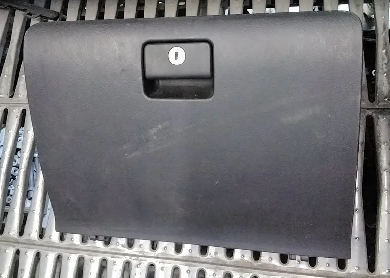 Vano portaoggetti toyota corolla codice 0F020